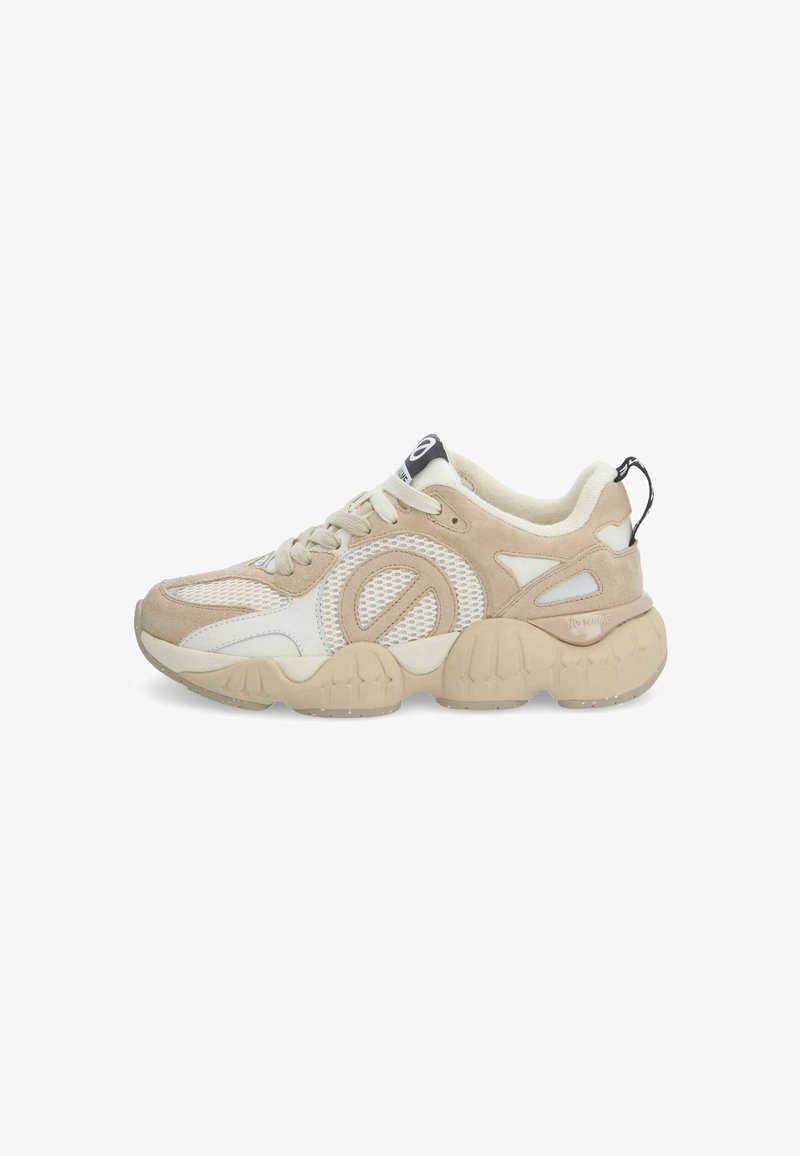 Beige en witte sneaker met een bovenwerk van mesh, een gevoerde kraag en een dikke rubberen zool. Kenmerkt zich door een logo op de tong en een treklip aan de hiel.