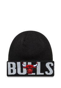 Berretto di lana nero con risvolto ampio e la scritta "BULLS" in grigio, insieme a un logo dei Chicago Bulls in rosso con corna bianche. Texture liscia, design aderente.
