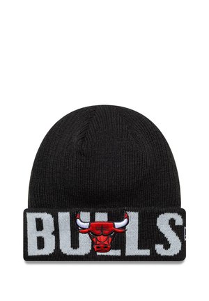 Bonnet en tricot noir avec un large revers portant "BULLS" en gris et un logo des Chicago Bulls en rouge avec des cornes blanches. Texture lisse, conception ajustée.