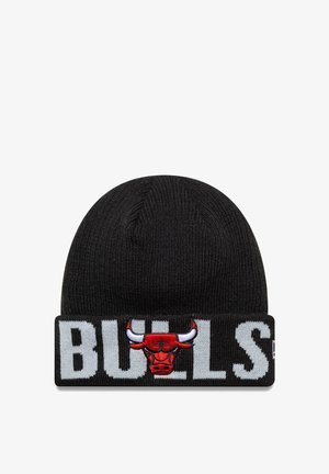 Black knit beanie featuring a wide cuff with "BULLS" in gray and a red Chicago Bulls logo with white horns. Smooth texture, fitted design.