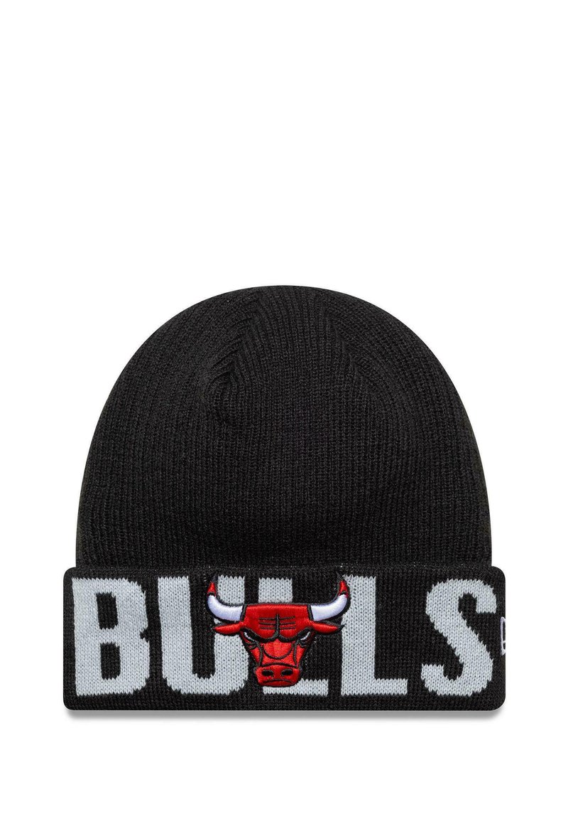 Berretto di lana nero con risvolto ampio e la scritta "BULLS" in grigio, insieme a un logo dei Chicago Bulls in rosso con corna bianche. Texture liscia, design aderente.