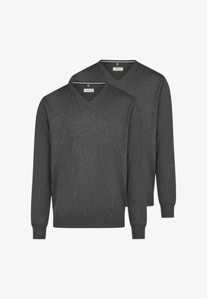 Dwa identyczne ciemnoszare swetry z długim rękawem i dekoltem w serek, z żeberkowymi mankietami i dołem, ułożone jeden nieco za drugim.