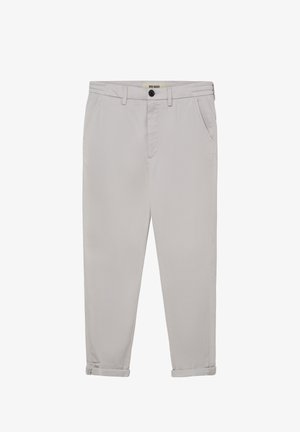 Lysgrå chinos lavet af bomuld, med knaplukning, bæltestropper og rullede manchetter, samt sidelommer for funktionalitet.