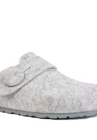 Chausson gris en feutre avec un bout arrondi et une large bande traversant le dessus, orné d'un bouton décoratif et d'une semelle en caoutchouc texturé.