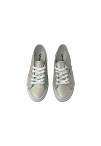 Sneaker rosa chiaro con parte superiore luccicante e iridescente, lacci bianchi e suole in gomma. Presenta un logo di marca sul lato.
