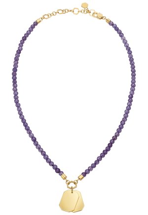 Halskette mit runden violetten Perlen und einem goldenen sechseckigen Charm-Anhänger, mit einem goldenen Kettenschloss und Verlängerung.
