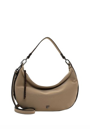 Beigen värinen, puolikuun muotoinen olkalaukku, jossa on kaksi olkahihnaa, hopeiset metalliosat ja pieni "SF"-logo etukeskellä.