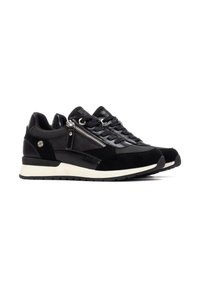 Zapatillas negras con materiales mixtos, que incluyen ante y cuero, suela blanca y detalle de cremallera en el lateral. Incluye acentos texturizados.