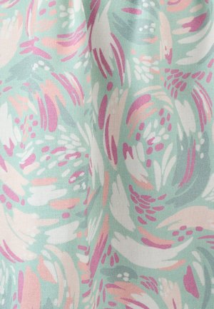 Tessuto strutturato con uno sfondo verde pastello caratterizzato da motivi floreali astratti in rosa, bianco e beige chiaro. I motivi sono costituiti da forme simili a pennellate.