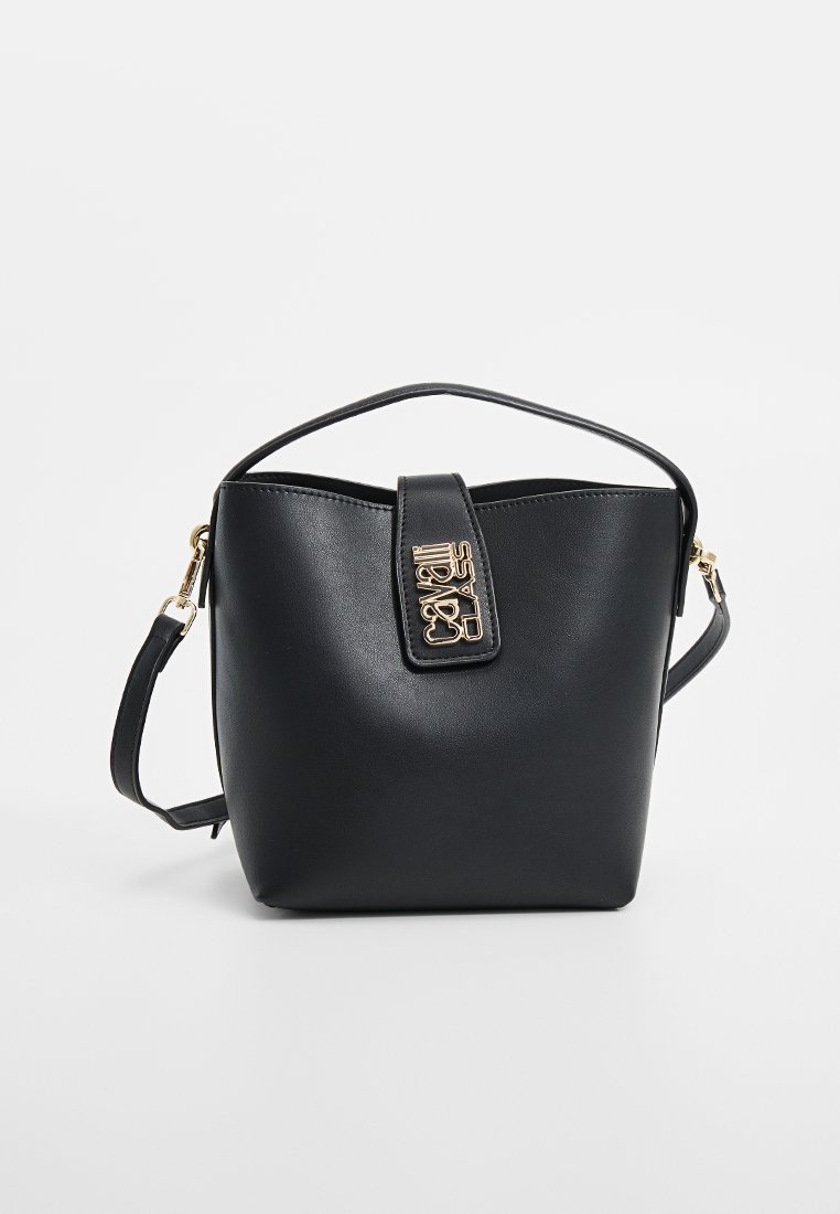 Sac seau en simili cuir noir avec une forme structurée, une poignée supérieure, une bandoulière réglable et des accessoires en métal doré avec logo.