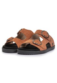 Sandali in pelle marrone con texture, dotati di due fibbie regolabili, design aperto sulla punta e suola in gomma nera con un motivo di presa.