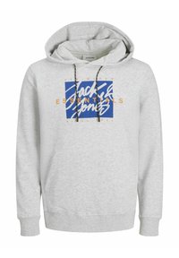 Sudadera gris claro con un bolsillo tipo canguro, cordones, y un logo gráfico en azul, blanco y naranja en el frente. Mangas largas con puños.