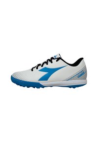Scarpa sportiva bianca con accenti blu, tomaia texturizzata e lacci neri. Presenta un retro decorato e una suola in gomma per la presa.