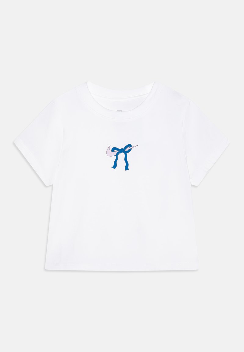 Biely krátky rukáv tričko s modrou stuhou a ružovým logom. Vyrobené z mäkkej bavlnenej tkaniny s voľným strihom.