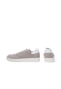 Jasnoszare sneakersy z białymi akcentami, wykonane z gładkiej skóry, o zaokrąglonym kształcie, płaskiej gumowej podeszwie i sznurowanym zapięciu.