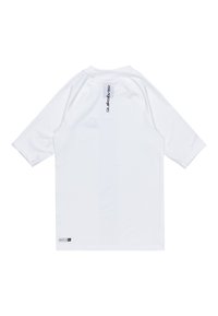 Weißes, kurzärmliges T-Shirt aus Synthetikmaterial mit einem Etikett auf der Rückseite und einem kleinen Logopatch unten links.