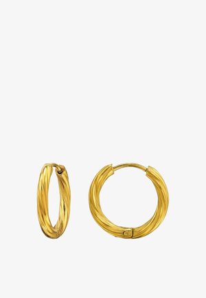 Coppia di piccoli orecchini a cerchio in oro con design a corda intrecciata, uno mostrato chiuso e l'altro aperto, su sfondo bianco.