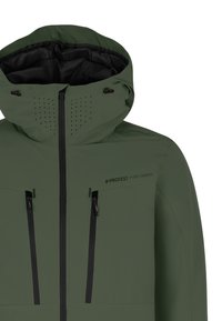 Groene waterdichte jas met hoge kraag, ritszakken aan de voorkant, ventilatiegaten en zwarte accenten. Beschikt over een verstelbare capuchon en logo-detail.