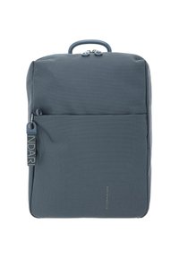 Sac à dos à motif gris avec une poignée supérieure et une poche zippée à l'avant ; fabriqué en tissu durable avec des accents matériels subtils.