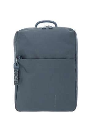 Sac à dos à motif gris avec une poignée supérieure et une poche zippée à l'avant ; fabriqué en tissu durable avec des accents matériels subtils.