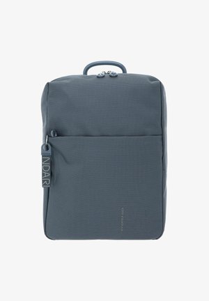 Sac à dos à motif gris avec une poignée supérieure et une poche zippée à l'avant ; fabriqué en tissu durable avec des accents matériels subtils.
