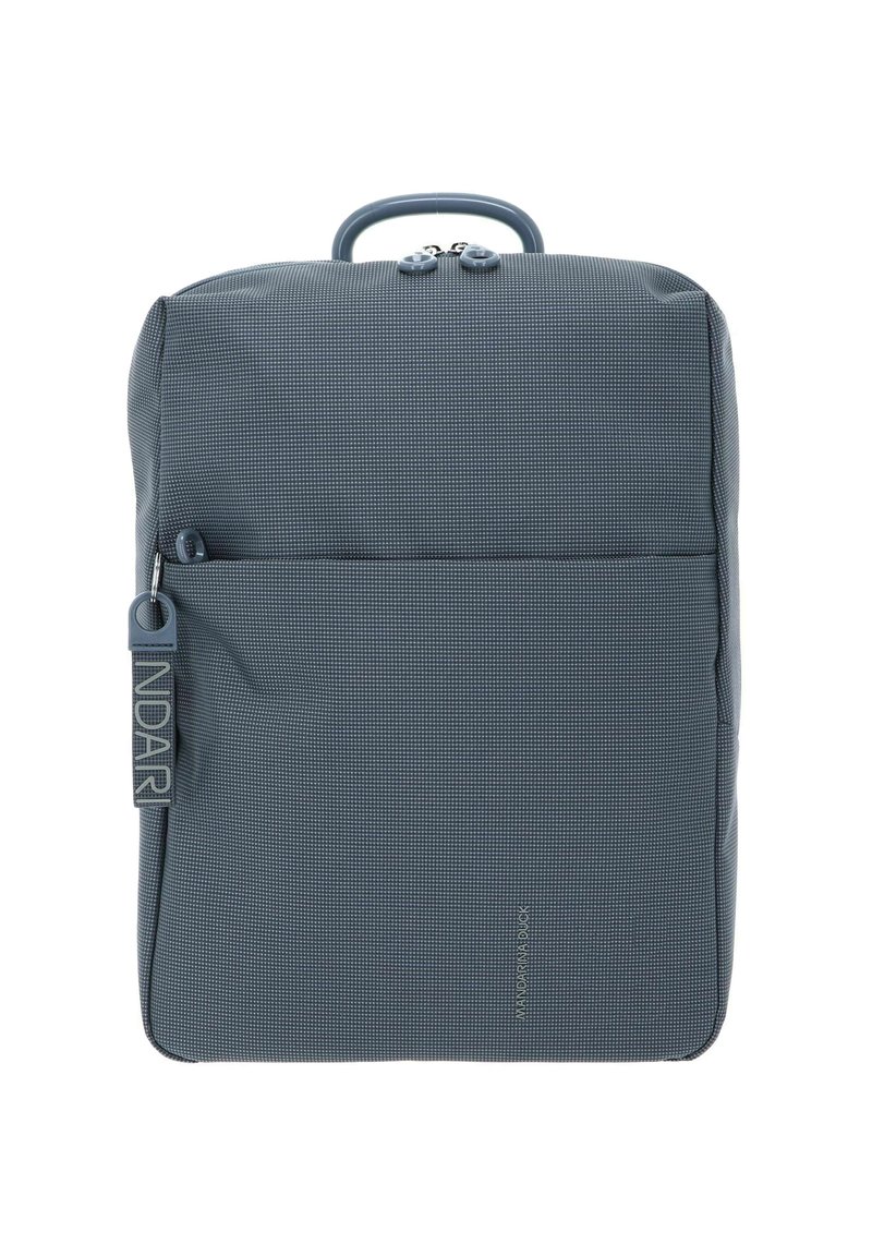 Sac à dos à motif gris avec une poignée supérieure et une poche zippée à l'avant ; fabriqué en tissu durable avec des accents matériels subtils.