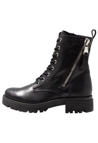 Bottes basses en cuir noir avec détails à lacets et fermeture éclair latérale. Dotées d'une semelle épaisse avec traction en caoutchouc et d'un bout renforcé.