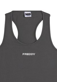 Camiseta sin mangas gris hecha de tela suave con un escote redondo y un logo blanco "FREDDY" en el frente.