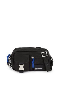 Čierna látková crossbody taška so zipsovým uzáverom, nastaviteľným popruhom, prednou kapsou a modrými akcentmi. Obsahuje striebornú pracku a logo značky.