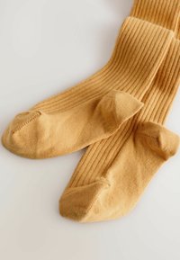 Ribbed gelbe Baumwollsocken mit verstärkter Ferse und Zehen, ausgestattet mit einer sanften Textur und mittlerer Dicke für Komfort.