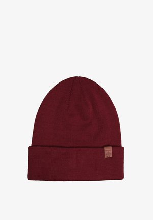 Burgundowa dzianinowa czapka z podwiniętym mankietem, wykonana z miękkiego materiału. Posiada małą skórzaną metkę z nazwą marki po boku.