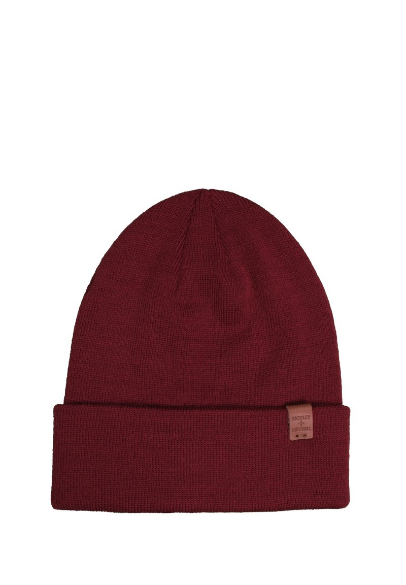 Burgunderfarbene Strickmütze mit umgeschlagenem Bund, aus weichem Material gefertigt. Auf der Seite befindet sich ein kleines Lederetikett mit dem Markennamen.