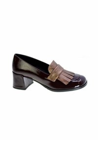 Scarpa con tacco in pelle verniciata marrone, con punta arrotondata, dotata di una fascia decorativa in pelle marrone e dettagli a frange. Design con tacco a blocco.