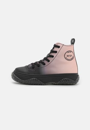 Højtop-sneaker med sort tå og sål, pink overdel, sorte skosnørebånd og "N°21 Milano"-logo på siden.