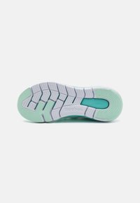 Reebok sportcipő talpa, texturált mintával menta zöld és fehér színben, logóval és szegmentált, párnázott dizájnnal.