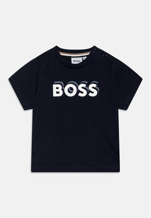 Navyblå kortærmet skjorte til småbørn med "BOSS"-logo i hvid og grå skyggeprint på brystet og trykknapper på skulderen.