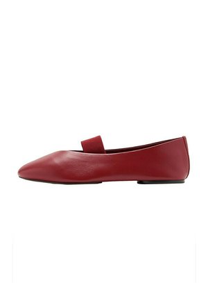 Chaussure plate en cuir rouge avec bout pointu et bride élastique sur le cou-de-pied, dotée d'une semelle basse noire.