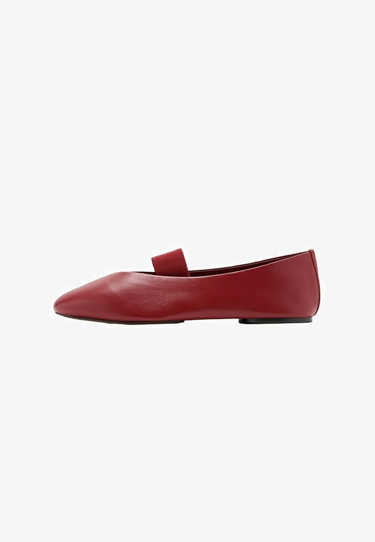 Chaussure plate en cuir rouge avec bout pointu et bride élastique sur le cou-de-pied, dotée d'une semelle basse noire.