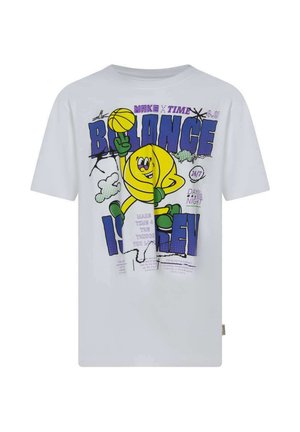T-shirt blanc avec un graphisme coloré d'un personnage jaune de basket-ball souriant tenant un ballon, entouré de texte et d'accents style bande dessinée.