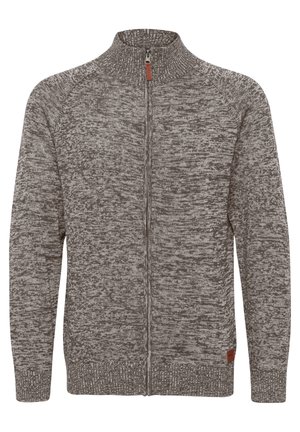 Sudadera con cremallera en un patrón texturizado en gris y marrón. Presenta un cuello alto, puños acanalados y una pequeña etiqueta de piel en el dobladillo.