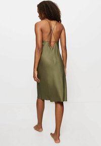 Triumph Noční košile - martini olive