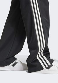 adidas Originals CLASSIC - Spodnji deli trenirk - black