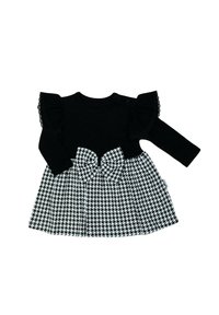 Czarna sukienka z długim rękawem i falbanami wykończonymi koronką, z spódnicą w wzór pepitki i dużą kokardą w talii.