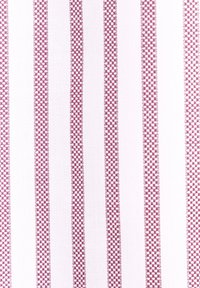 Tessuto di cotone con strisce verticali alternate rosa e bianche, con un motivo a scacchiera in alcune strisce, che crea un aspetto strutturato.