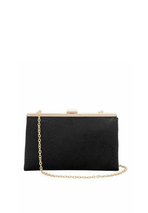 Schwarze, strukturierte Clutch mit goldenem Metallrahmen und angebrachtem goldfarbenen Kettenriemen auf weißem Hintergrund.