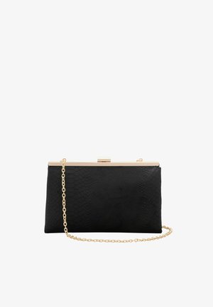 Schwarze, strukturierte Clutch mit goldenem Metallrahmen und angebrachtem goldfarbenen Kettenriemen auf weißem Hintergrund.
