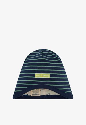 Gestreepte beanie muts in marineblauw en groen, gemaakt van zacht materiaal. Beschikt over een klein logopatch en een omgeslagen zoom voor extra detail.