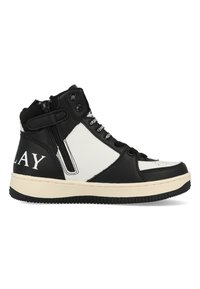 Zwart-witte high-top sneakers met een gladde leren afwerking, voorzien van een zijrits, vetersluiting en opvallende lettertype op de zijkant.