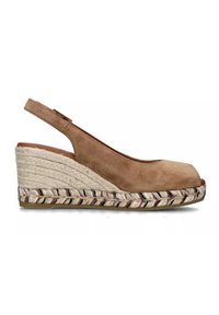 Sandali wedge slingback in suede beige con punta scoperta, caratterizzati da una piattaforma in juta intrecciata e un bordo decorato lungo la base.