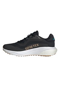 Czarne buty do biegania z materiału Gore-Tex z teksturowaną cholewką, biała podeszwa środkowa i jasnobrązowa podeszwa zewnętrzna; z delikatnymi akcentami marki.